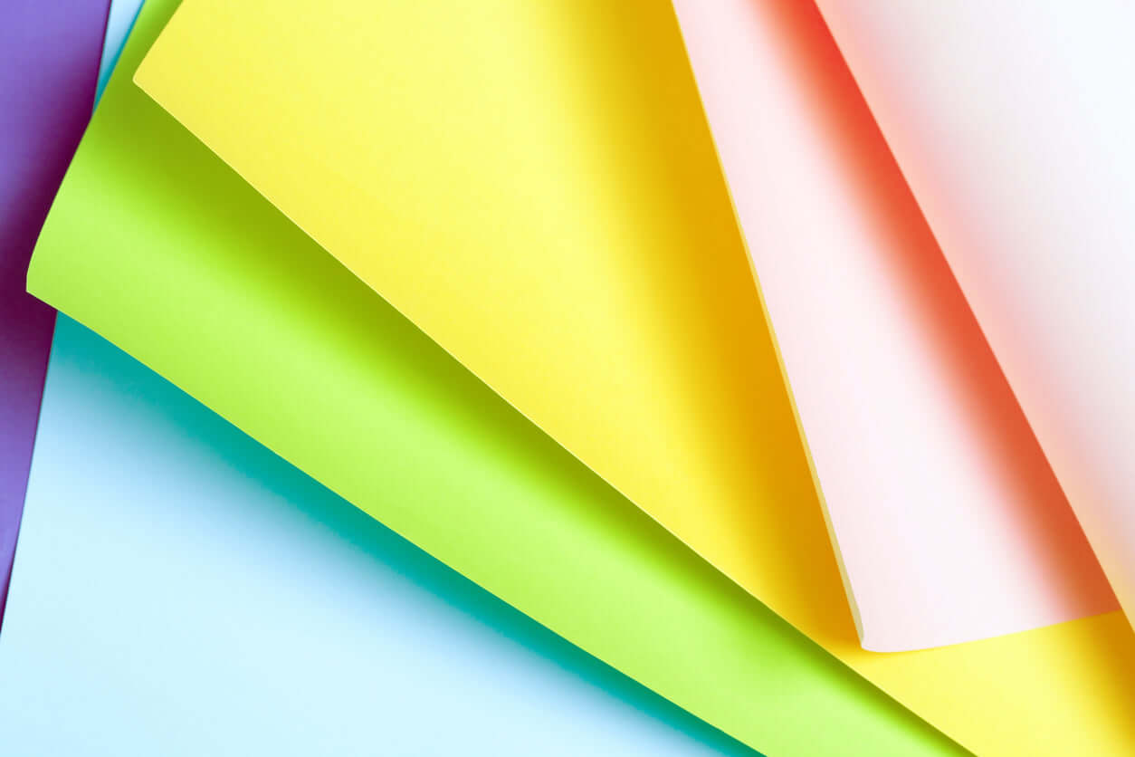 Bunte Papierschichten für die Gestaltung der Premiumverpackung von Blumensträußen.