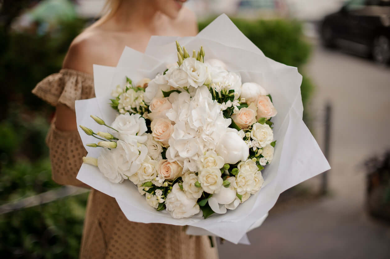 Strauß "Elijah" in weißen und cremefarbenen Tönen, frisch gebundenes Blumenarrangement in der Größe M.
