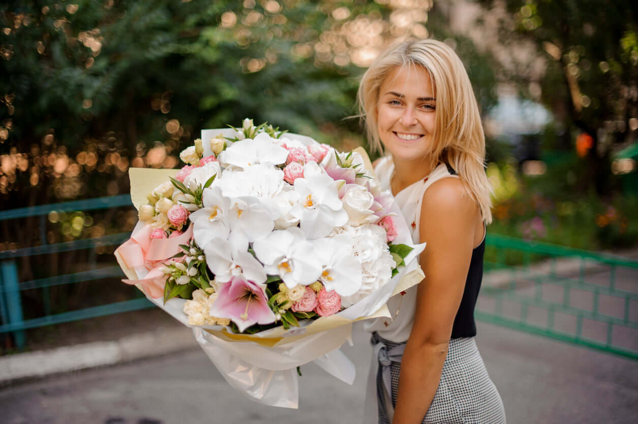 Strauß 'Rayan' mit weißen Hortensien, Phalaenopsis-Orchideen, Lilien und Rosen, ideal für stylische Anlässe.