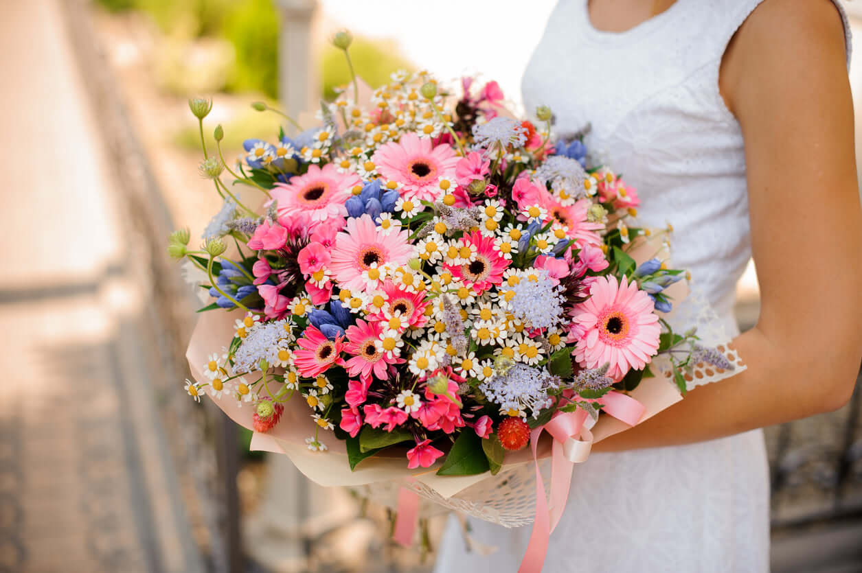 Strauß "Shannon" mit bunten Blumen in einem fröhlichen Arrangement, perfekt für Einladungen.