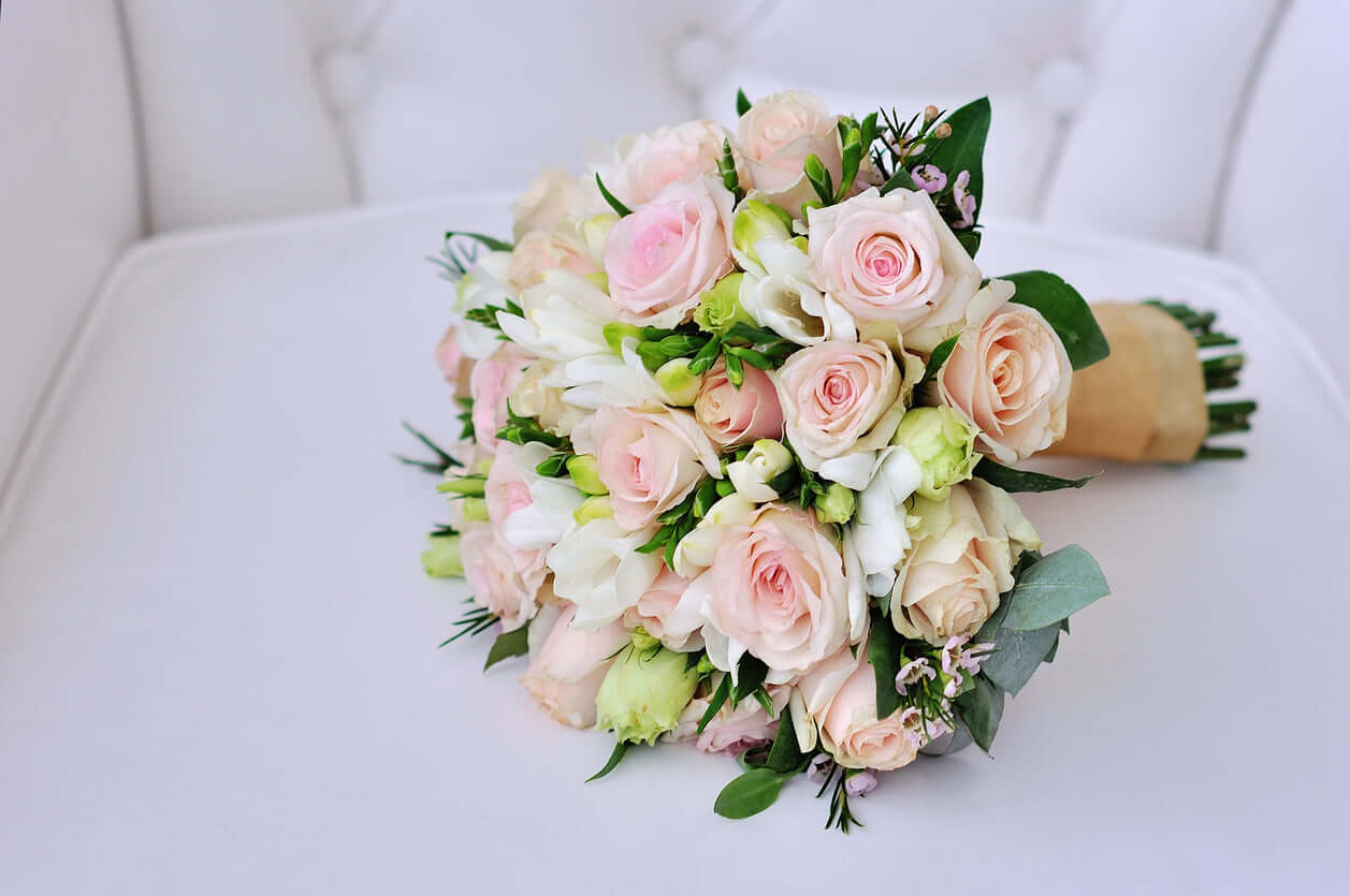 Brautstrauß "Lou" in zartrosa und weiß mit Rosen und Freesien, perfekt für den besonderen Tag.