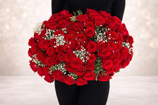 Rote Rosen mit Schleierkraut