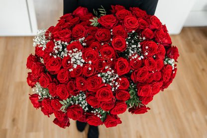 Rote Rosen mit Schleierkraut